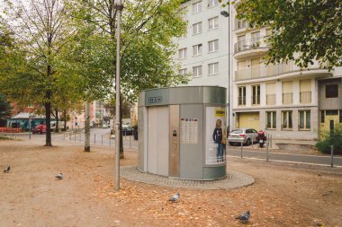 25 Ekim 2018 Almanya, Düsseldorf. Wc kamu tuvalet erkek, kadın ve Düsseldorf, Almanya bir parkta engelli