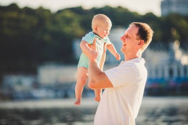 Konu Ebeveynlik, yaz tatilleri, baba ve küçük oğlu. Genç Kafkas baba silah tutar, gün batımında göle bakan, rezervuar kıyısında kasaba Kiev ve nehir bakan çocuk kucaklar