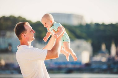 Konu Ebeveynlik, yaz tatilleri, baba ve küçük oğlu. Genç Kafkas baba silah tutar, gün batımında göle bakan, rezervuar kıyısında kasaba Kiev ve nehir bakan çocuk kucaklar