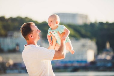 Konu Ebeveynlik, yaz tatilleri, baba ve küçük oğlu. Genç Kafkas baba silah tutar, gün batımında göle bakan, rezervuar kıyısında kasaba Kiev ve nehir bakan çocuk kucaklar