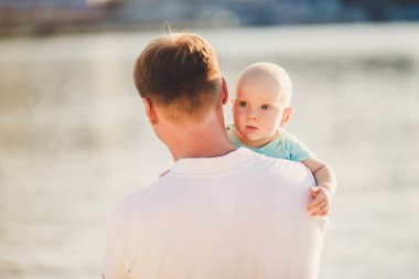 Konu Ebeveynlik, yaz tatilleri, baba ve küçük oğlu. Genç Kafkas baba silah tutar, gün batımında göle bakan, rezervuar kıyısında kasaba Kiev ve nehir bakan çocuk kucaklar