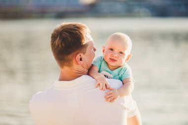 Konu Ebeveynlik, yaz tatilleri, baba ve küçük oğlu. Genç Kafkas baba silah tutar, gün batımında göle bakan, rezervuar kıyısında kasaba Kiev ve nehir bakan çocuk kucaklar