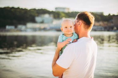 Konu Ebeveynlik, yaz tatilleri, baba ve küçük oğlu. Genç Kafkas baba silah tutar, gün batımında göle bakan, rezervuar kıyısında kasaba Kiev ve nehir bakan çocuk kucaklar