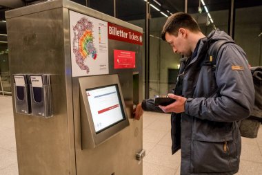 18 Şubat 2019. Kastrup Havaalanı. Danimarka. Kopenhag. Kopenhag havaalanında toplu taşımaya bağlanmak için otomatik bilet köşesi