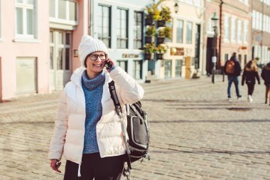 Kafkas turist kız Kopenhag Nyhavn, Avrupa'nın iyi bilinen turizm cazibe üzerinde telefon, el arama akıllı telefon kullanır. su kanalı liman alanı Cobenhavn kadın, Danimarka, İskandinavya