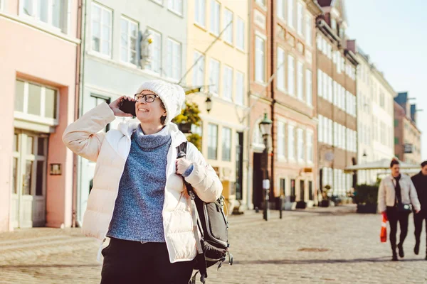 Menina turista caucasiano usa telefone, smartphone chamando a mão em Copenhague Nyhavn, Europa atração turística bem conhecida. mulher no canal de água área do porto Cobenhavn, Dinamarca, Escandinávia — Fotografia de Stock