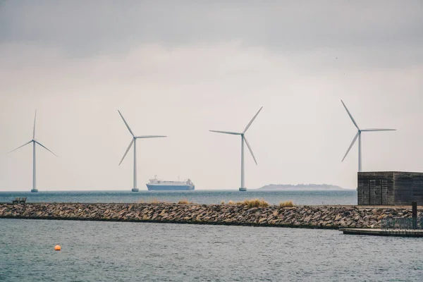 El tema es la generación neta de energía y la protección del medio ambiente. Una serie de palas de viento, la energía eólica en el Mar Báltico en Europa Dinamarca Copenhague en invierno — Foto de Stock