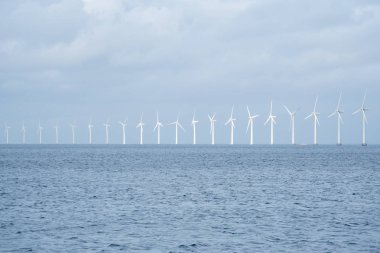 Net enerji üretimi ve çevre koruma temasıdır. Rüzgar kesiciler, kışın Rüzgar enerjisi Avrupa Danimarka Kopenhag Baltık Denizi'nde bir dizi