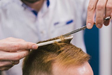 Berber Berber Dükkanında Saç Kesimi Sakallı Adam. Profesyonel stilist salonda müşteri saç kesme. Berber makas ve tarak kullanarak. Erkek saçı kesen usta kuaför. Saç Bakım Hizmeti Konsepti