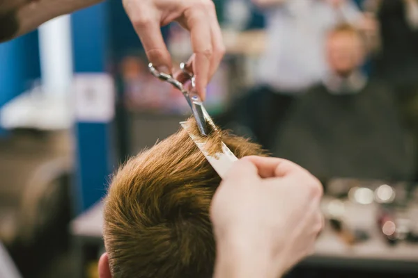 理发师理发胡子男子在理发店。专业造型师在美容院剪客户头发。理发师用剪刀和梳子。熟练的理发师剪男性头发。护发服务理念 — 图库照片
