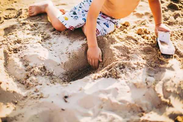 Gyerekek játszanak a strandon. Homok és víz játékszer. Teherautó játékautó a homok és a talaj. zöld környezet építőipari berendezések munka, építési koncepció. Industrail szimbólum. — Stock Fotó