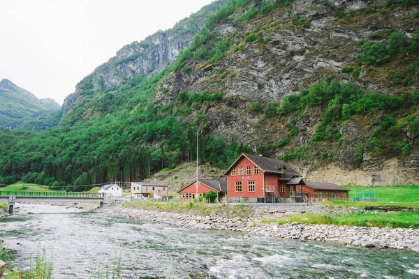 Școala din Village Flam din Norvegia. Flam sat în Flamsdalen, capătul interior al Aurlandsfjorden, ramura Sognefjorden. Școală de lemn lângă râu în munții Scandinaviei. Școala rurală în nord — Fotografie, imagine de stoc