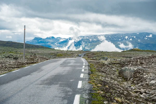 Кемпер автомобіля в норвезьких горах. Туризм відпочинок і подорожі. Караван автомобілів RV подорожує по гірській дорозі, проходять Норвегію. Скандинавії, Європі. Норвезький Національний туристичний мальовничий маршрут — стокове фото