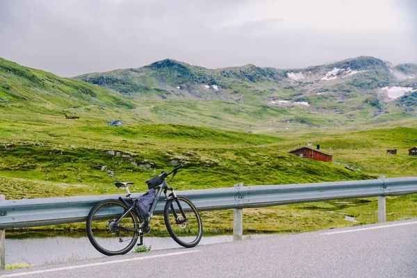 Biciclete cu echipament activ la scena munților Norway. Biciclete pe munte. Bicicletă parcată pe drum împotriva munților Turismul cu bicicleta in muntii norvegieni, scandinavia si viata activa a Europei — Fotografie, imagine de stoc