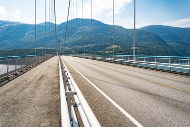 Hardanger Köprüsü. Hardangerbrua Hardangerfjorden iki tarafı bağlayan. Norveç Hardangerfjord Hardanger köprüsü. Batı Norveç'te Ulvik yakın yeni inşa Hardangerbrua köprü