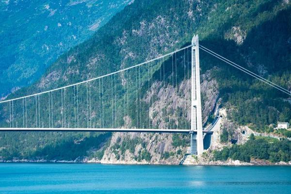 Puente Hardanger. Hardangerbrua conectando dos lados de Hardangerfjorden. Noruega Hardangerfjord Puente de Hardanger. Puente Hardangerbrua de nueva construcción cerca de Ulvik en el oeste de Noruega — Foto de stock gratuita