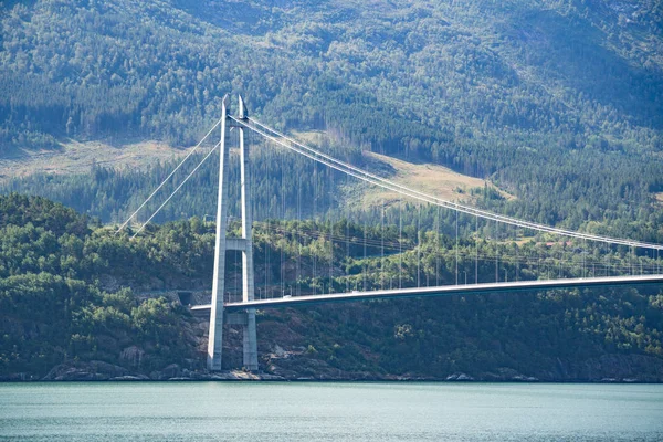 Jembatan Bahaya. Hardangerbrua menghubungkan dua sisi Hardangerfjorden. Jembatan Hardangerfjord Hardanger Norwegia. baru dibangun jembatan Hardangerbrua dekat dengan Ulvik di Norwegia Barat — Foto Stok Gratis