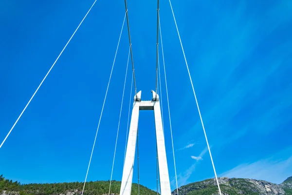 Ponte Hardanger. Hardangerbrua ligando dois lados de Hardangerfjorden. Noruega Hardangerfjord Ponte Hardanger. recém-construída ponte Hardangerbrua perto de Ulvik, na Noruega Ocidental — Fotografia de Stock Grátis