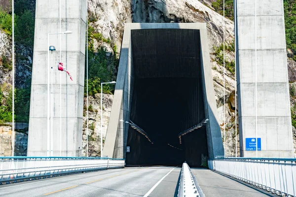 Ponte Hardanger. Hardangerbrua ligando dois lados de Hardangerfjorden. Noruega Hardangerfjord Ponte Hardanger. recém-construída ponte Hardangerbrua perto de Ulvik, na Noruega Ocidental — Fotografia de Stock