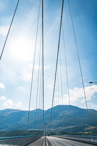 Jembatan Bahaya. Hardangerbrua menghubungkan dua sisi Hardangerfjorden. Jembatan Hardangerfjord Hardanger Norwegia. baru dibangun jembatan Hardangerbrua dekat dengan Ulvik di Norwegia Barat — Foto Stok Gratis