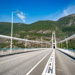 Můstek Hardanger. Hardangerbrua spojující dvě strany Hardangerfjordenu. Most Hardangerfjord v Norsku. nově postavený most Hardangerbrua blízko Ulviku v Západním Norsku