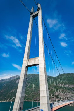 Hardanger Köprüsü. Hardangerbrua Hardangerfjorden iki tarafı bağlayan. Norveç Hardangerfjord Hardanger köprüsü. Batı Norveç'te Ulvik yakın yeni inşa Hardangerbrua köprü