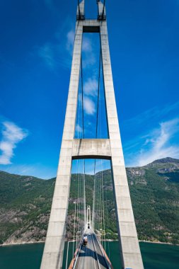 Hardanger Köprüsü. Hardangerbrua Hardangerfjorden iki tarafı bağlayan. Norveç Hardangerfjord Hardanger köprüsü. Batı Norveç'te Ulvik yakın yeni inşa Hardangerbrua köprü