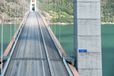 Hardanger Köprüsü. Hardangerbrua Hardangerfjorden iki tarafı bağlayan. Norveç Hardangerfjord Hardanger köprüsü. Batı Norveç'te Ulvik yakın yeni inşa Hardangerbrua köprü