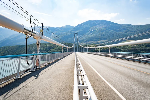 Puente Hardanger. Hardangerbrua conectando dos lados de Hardangerfjorden. Noruega Hardangerfjord Puente de Hardanger. Puente Hardangerbrua de nueva construcción cerca de Ulvik en el oeste de Noruega — Foto de Stock