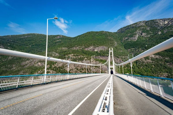 Jembatan Bahaya. Hardangerbrua menghubungkan dua sisi Hardangerfjorden. Jembatan Hardangerfjord Hardanger Norwegia. baru dibangun jembatan Hardangerbrua dekat dengan Ulvik di Norwegia Barat — Foto Stok Gratis
