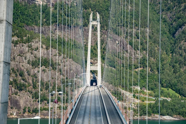 Puente Hardanger. Hardangerbrua conectando dos lados de Hardangerfjorden. Noruega Hardangerfjord Puente de Hardanger. Puente Hardangerbrua de nueva construcción cerca de Ulvik en el oeste de Noruega — Foto de Stock