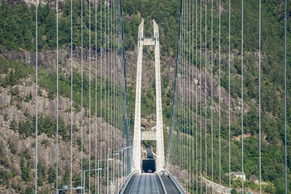 Puente Hardanger. Hardangerbrua conectando dos lados de Hardangerfjorden. Noruega Hardangerfjord Puente de Hardanger. Puente Hardangerbrua de nueva construcción cerca de Ulvik en el oeste de Noruega — Foto de stock gratuita