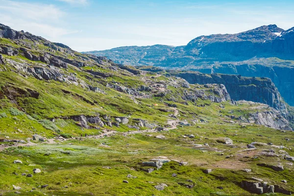 26 de julio de 2019. Noruega ruta turística en la trolltunga. La gente turistas van de excursión en las montañas de Noruega en buen tiempo soleado a la rolltunga. Mochila de senderismo tema — Foto de Stock