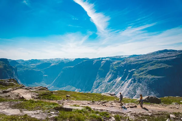 2019年7月26日。挪威旅游路线在特罗通加。在晴朗的天气下，游客们在挪威的山区徒步旅行。徒步旅行背包主题 — 图库照片