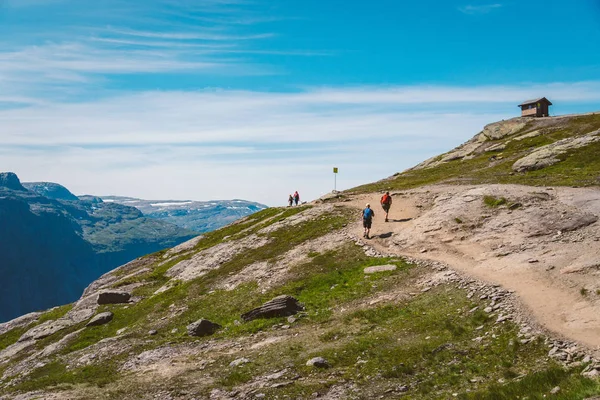 2019年7月26日。挪威旅游路线在特罗通加。在晴朗的天气下，游客们在挪威的山区徒步旅行。徒步旅行背包主题 — 图库照片