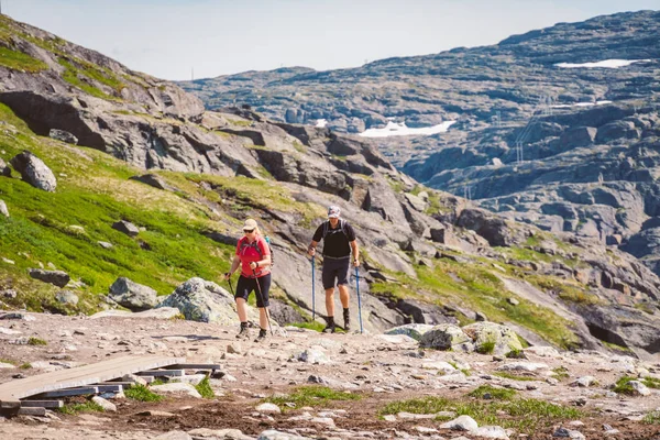 26 Temmuz 2019. Trolltunga üzerinde Norveç turistik rota. İnsanlar turistler thetrolltunga ince güneşli havalarda Norveç dağlarında yürüyüş gidin. Yürüyüş sırt çantası teması