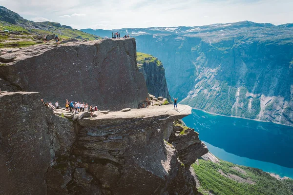 26 de julio de 2019. Noruega ruta turística en la trolltunga. La gente turistas van de excursión en las montañas de Noruega en buen tiempo soleado a la rolltunga. Mochila de senderismo tema — Foto de Stock