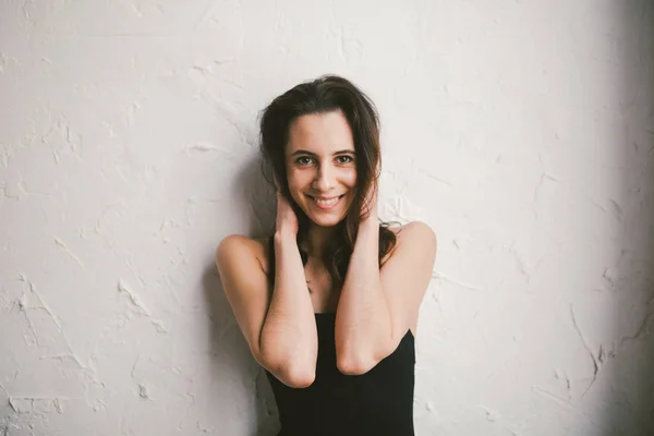 Retrato de joven deportista de construcción atlética en traje de baño. Una mujer pasa tiempo en un estudio de baile. Beauty Woman In Sport Wear Stand On Wall (en inglés). traje de cuerpo posando sobre fondo de pared. Chica sin maquillaje — Foto de Stock