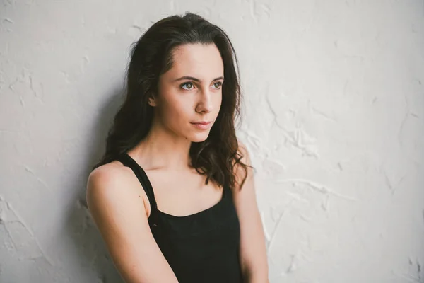 Retrato de jovem esportista de atletismo construir em maiô. A mulher passa tempo num estúdio de dança. Mulher beleza no esporte desgaste Stand On Wall. bodysuit posando no fundo da parede. Menina sem maquiagem — Fotografia de Stock