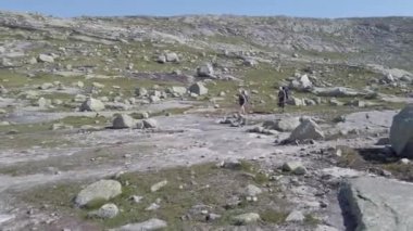 26 Temmuz 2019. Trolltunga üzerinde Norveç turistik rota. İnsanlar turistler thetrolltunga ince güneşli havalarda Norveç dağlarında yürüyüş gidin. Yürüyüş sırt çantası teması