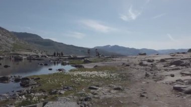 26 Temmuz 2019. Trolltunga üzerinde Norveç turistik rota. İnsanlar turistler thetrolltunga ince güneşli havalarda Norveç dağlarında yürüyüş gidin. Yürüyüş sırt çantası teması