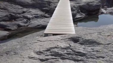26 Temmuz 2019. Trolltunga üzerinde Norveç turistik rota. İnsanlar turistler thetrolltunga ince güneşli havalarda Norveç dağlarında yürüyüş gidin. Yürüyüş sırt çantası teması