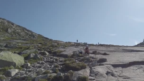 26 de julio de 2019. Noruega ruta turística en la trolltunga. La gente turistas van de excursión en las montañas de Noruega en buen tiempo soleado a la rolltunga. Mochila de senderismo tema — Vídeos de Stock