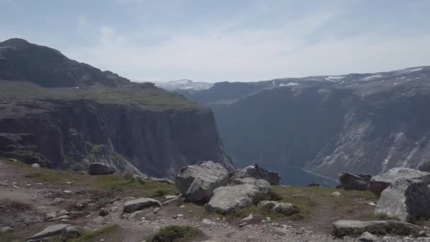 26 de julio de 2019. Noruega ruta turística en la trolltunga. La gente turistas van de excursión en las montañas de Noruega en buen tiempo soleado a la rolltunga. Mochila de senderismo tema — Vídeo de stock