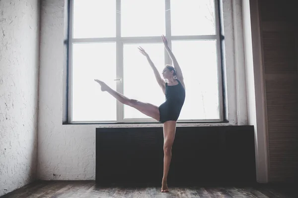 Plasticidade mulher magra dançando perto da janela. Dançarina profissional gosta de dançar. Lady Dançarina Treinando Ballet Moderno Na Classe. Artista de dança contemporânea. Luz do dia, silhueta corpo bonito. Tema da dança — Fotografia de Stock