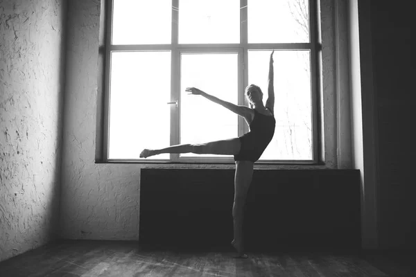 Plasticidade mulher magra dançando perto da janela. Dançarina profissional gosta de dançar. Lady Dançarina Treinando Ballet Moderno Na Classe. Artista de dança contemporânea. Luz do dia, silhueta corpo bonito. Tema da dança — Fotografia de Stock