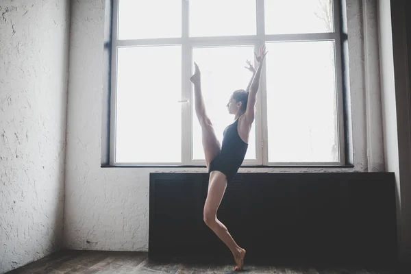 Plasticidade mulher magra dançando perto da janela. Dançarina profissional gosta de dançar. Lady Dançarina Treinando Ballet Moderno Na Classe. Artista de dança contemporânea. Luz do dia, silhueta corpo bonito. Tema da dança — Fotografia de Stock