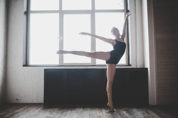 Plastisitas wanita langsing menari di dekat jendela. Penari profesional menikmati dansa. Lady Dancer Training Modern Ballet In Class (dalam bahasa Inggris). Penari kontemporer. Siang hari, tubuh indah siluet. Tema dansa — Stok Foto