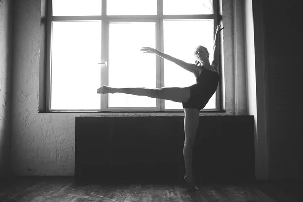 Plastiklik ince kadın pencere yakınında dans. Profesyonel dansçı dans keyfini çıkarın. Lady Dancer Eğitim Modern Bale Sınıfta. Çağdaş dans sanatçısı. Gün ışığı, siluet güzel vücut. Dans teması — Stok fotoğraf