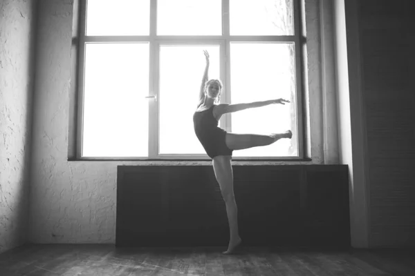 Plasticitet Slim Woman dansar nära fönstret. Professionell dansare njuter av dans. Lady Dancer utbildning modern balett i klassen. Samtida dans artist. Dagsljus, silhuett vacker kropp. Danstema — Stockfoto